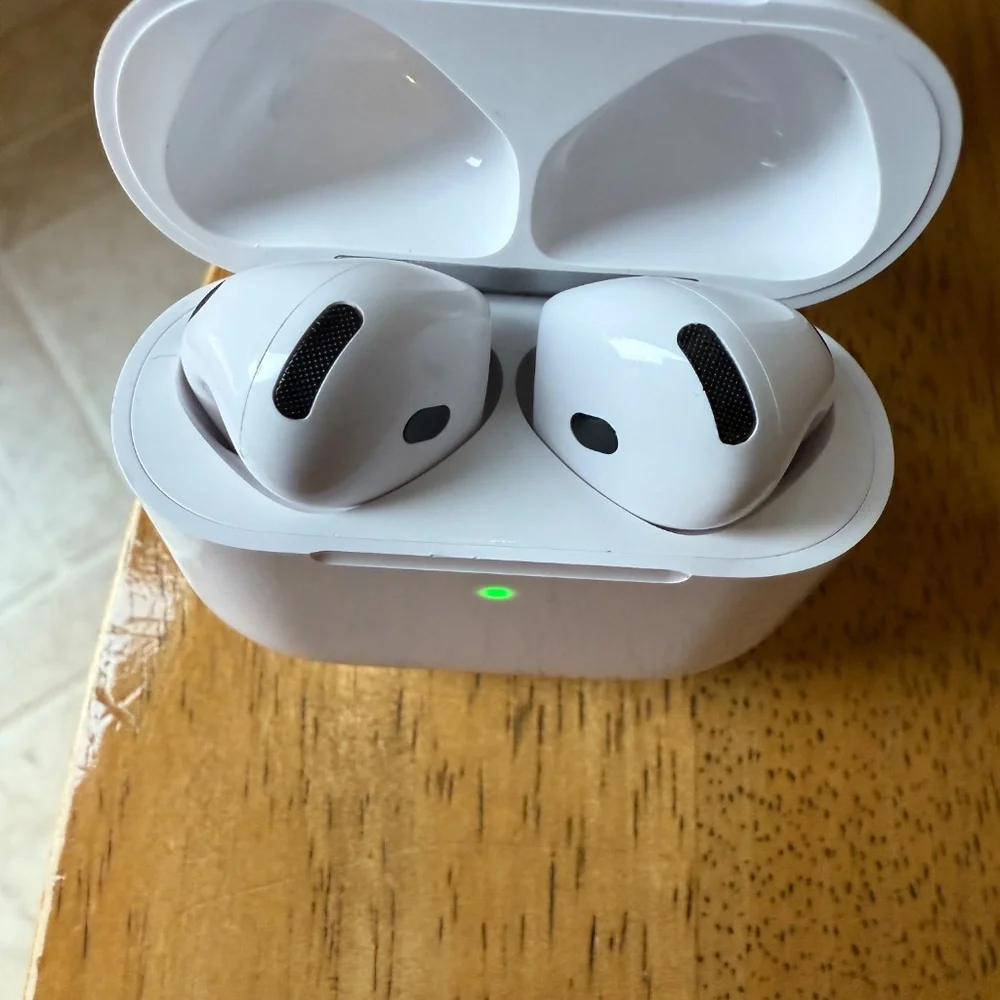 Apple Airpods 4 w/Noise cancellation - Picture 5 of 7